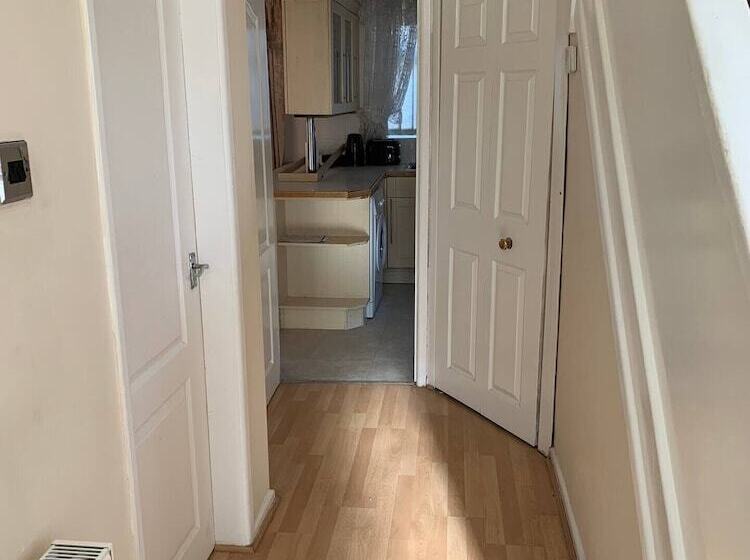 إقامة Stunning 3 Bed House In Cheadle