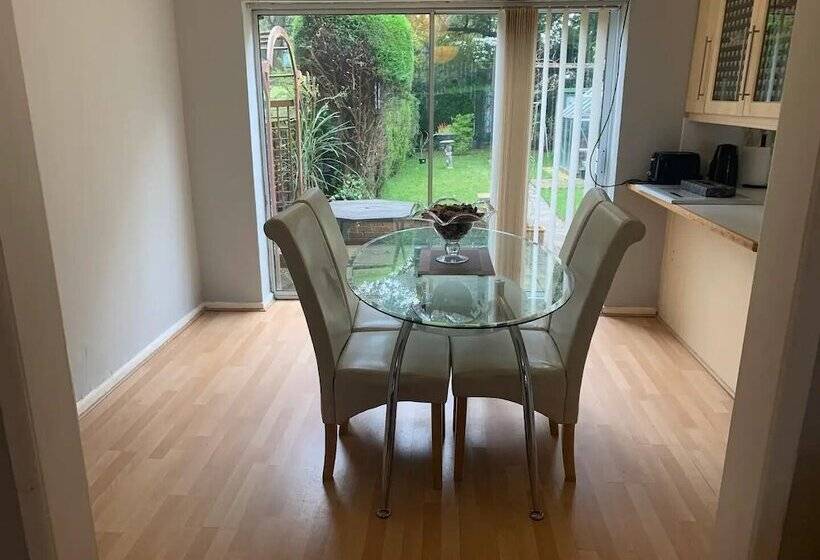 إقامة Stunning 3 Bed House In Cheadle