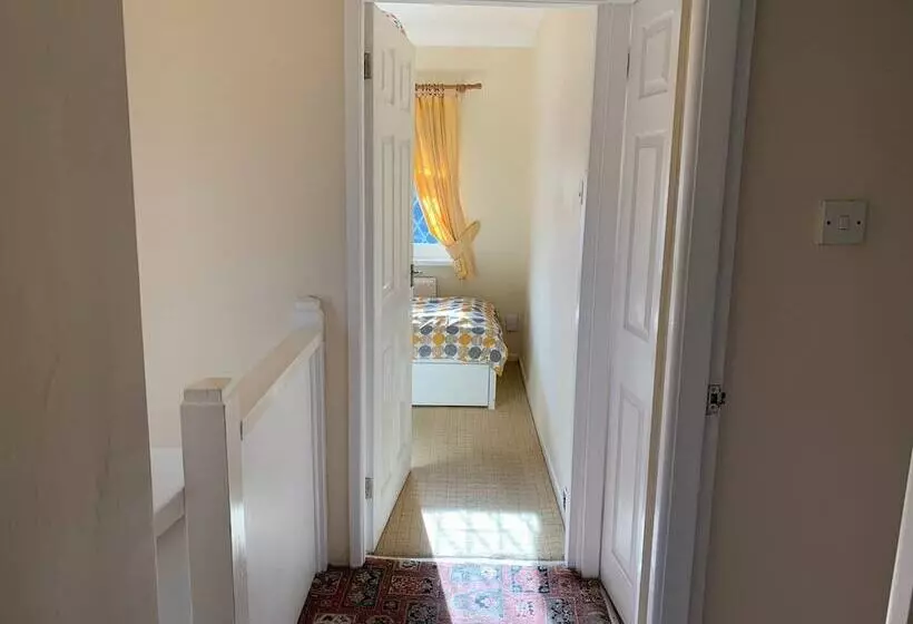 Residenssi Stunning 3 Bed House In Cheadle