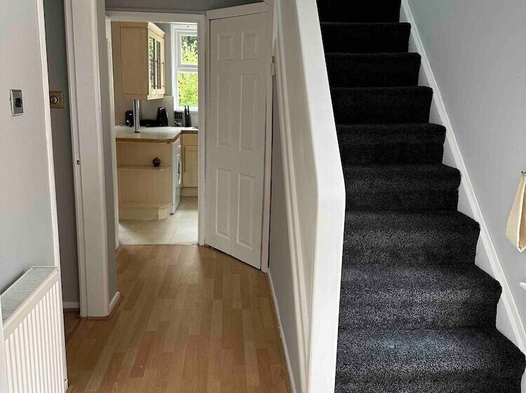 Резиденция Stunning 3 Bed House In Cheadle