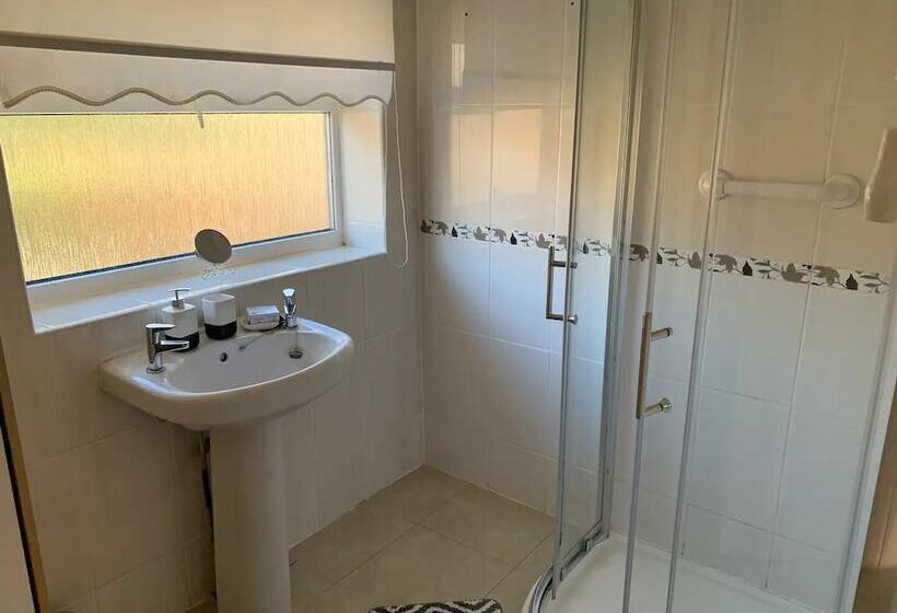 إقامة Stunning 3 Bed House In Cheadle