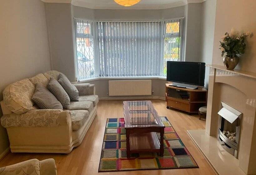 إقامة Stunning 3 Bed House In Cheadle