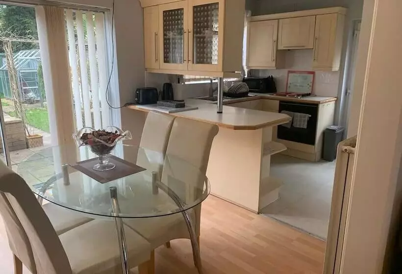 Residenssi Stunning 3 Bed House In Cheadle