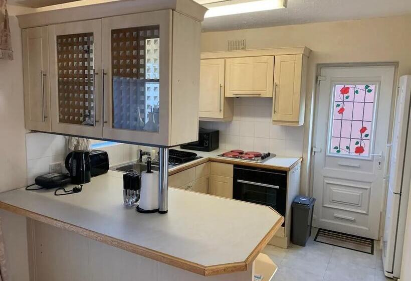 Резиденция Stunning 3 Bed House In Cheadle