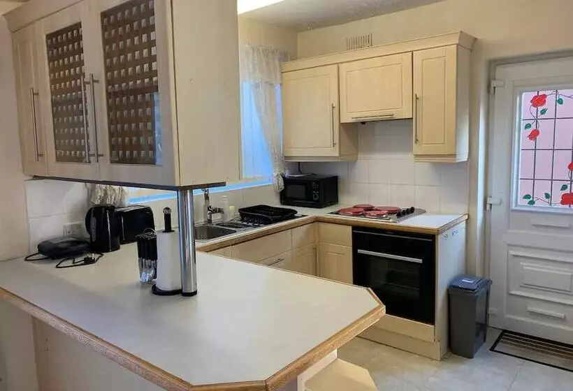 Residenssi Stunning 3 Bed House In Cheadle