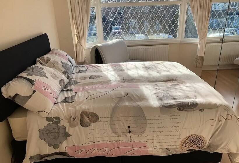 إقامة Stunning 3 Bed House In Cheadle