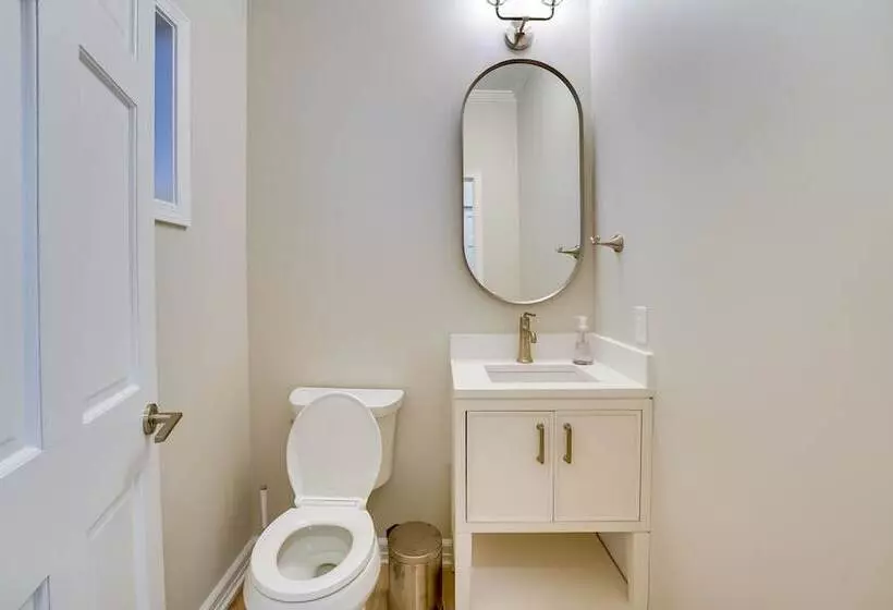 Spacious Cottage On Lake Michigan: Stunning Views!