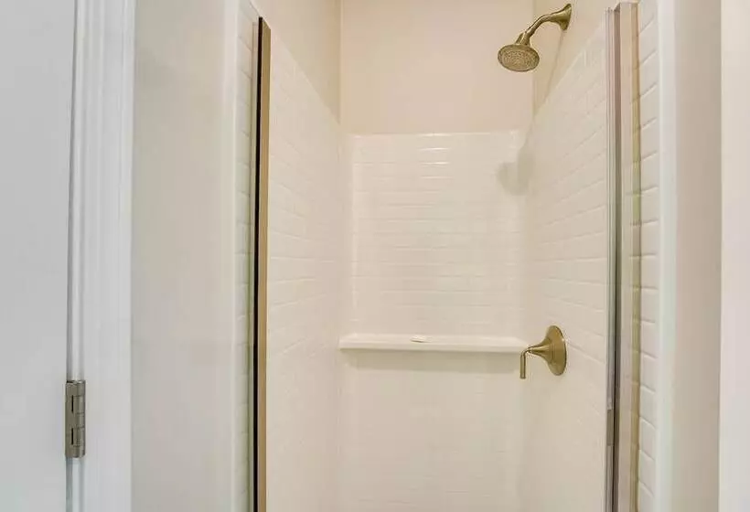 Spacious Cottage On Lake Michigan: Stunning Views!