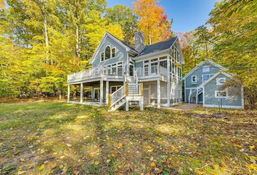 Spacious Cottage On Lake Michigan: Stunning Views!