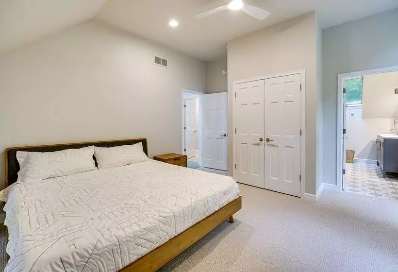 Spacious Cottage On Lake Michigan: Stunning Views!