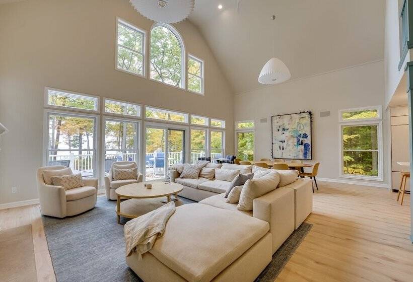 Spacious Cottage On Lake Michigan: Stunning Views!