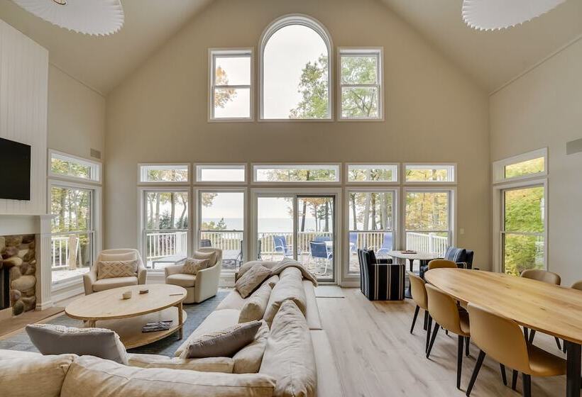 Spacious Cottage On Lake Michigan: Stunning Views!