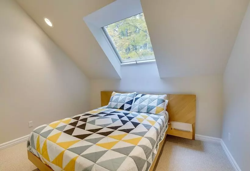 Spacious Cottage On Lake Michigan: Stunning Views!