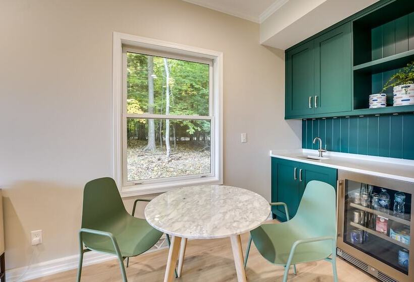 Spacious Cottage On Lake Michigan: Stunning Views!