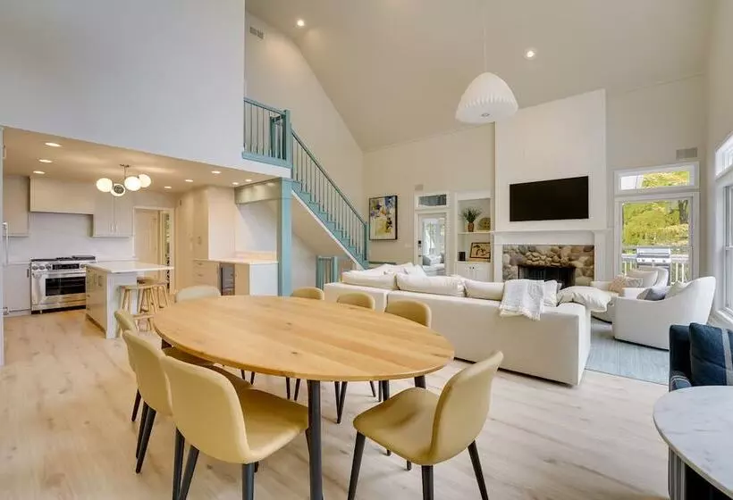 Spacious Cottage On Lake Michigan: Stunning Views!