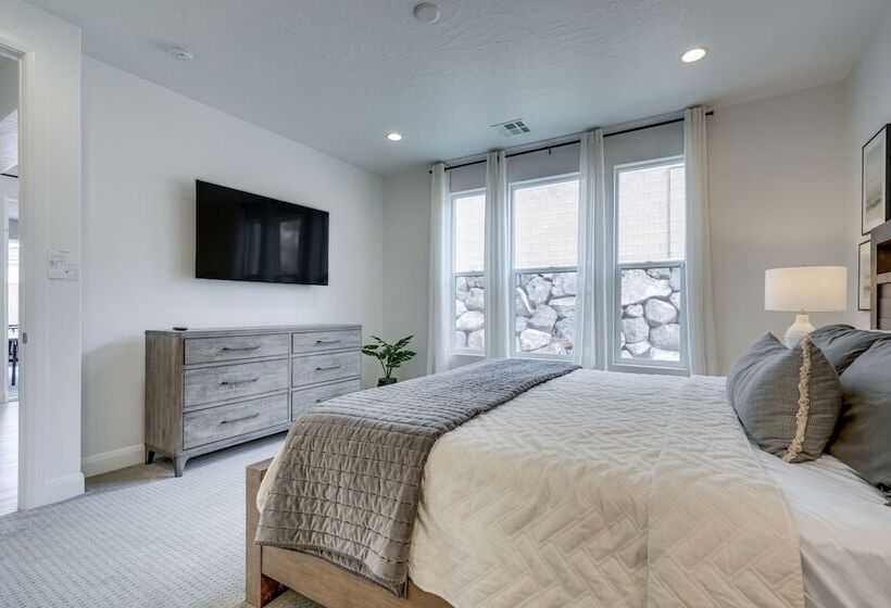 Washington Home W/ Swim Spa   Near Hiking Trails!