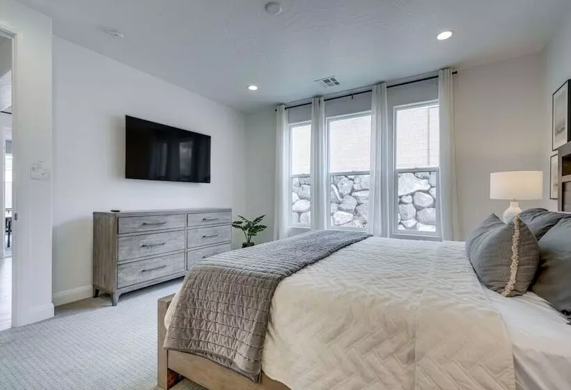 Washington Home W/ Swim Spa   Near Hiking Trails!