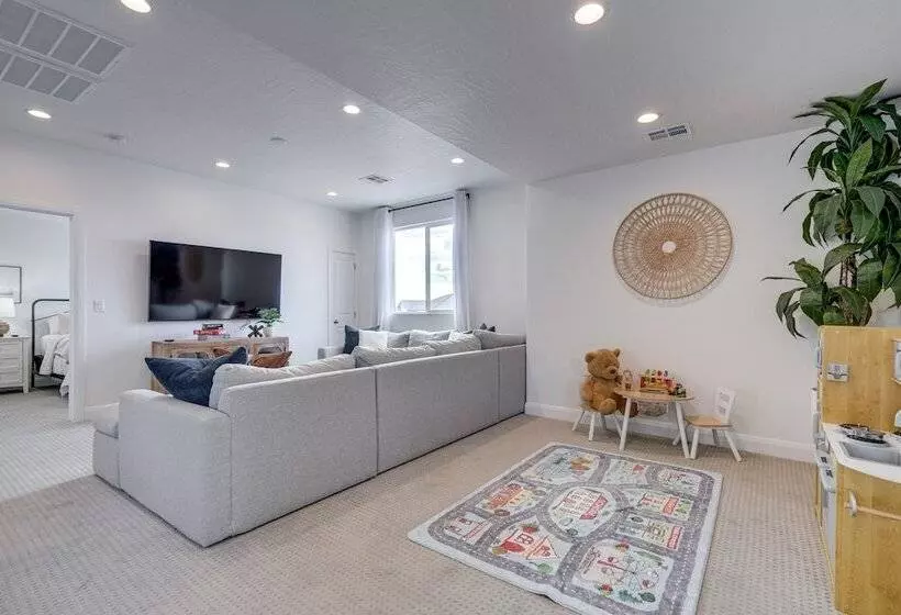 Washington Home W/ Swim Spa   Near Hiking Trails!