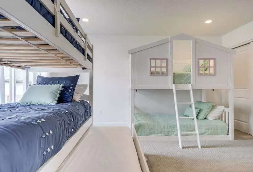 Washington Home W/ Swim Spa   Near Hiking Trails!