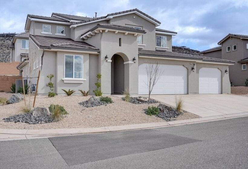 Washington Home W/ Swim Spa   Near Hiking Trails!