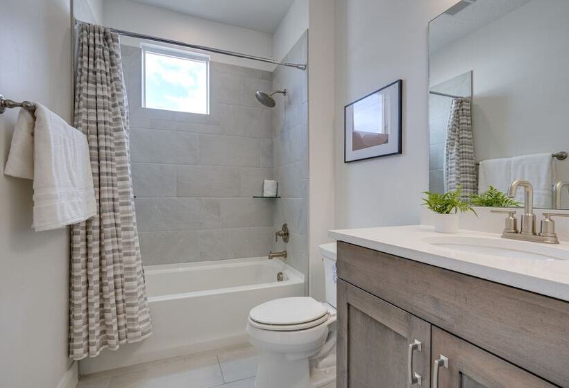 Washington Home W/ Swim Spa   Near Hiking Trails!