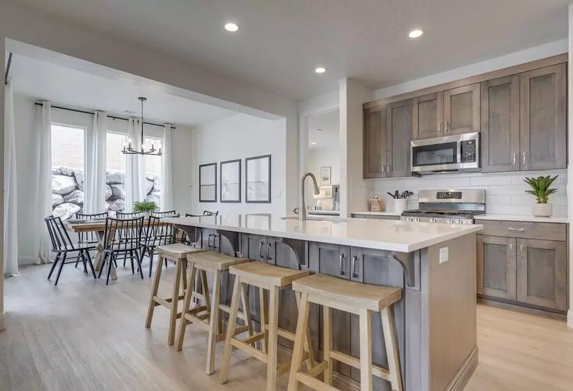 Washington Home W/ Swim Spa   Near Hiking Trails!