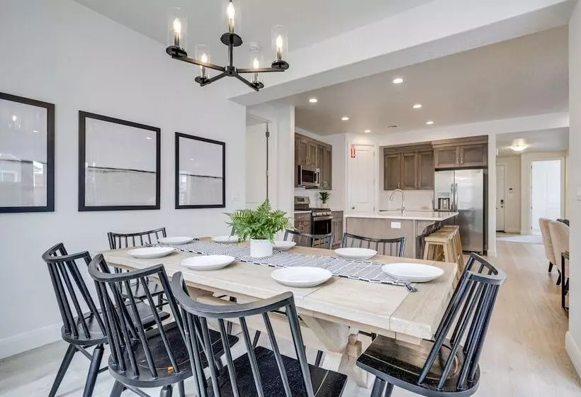 Washington Home W/ Swim Spa   Near Hiking Trails!