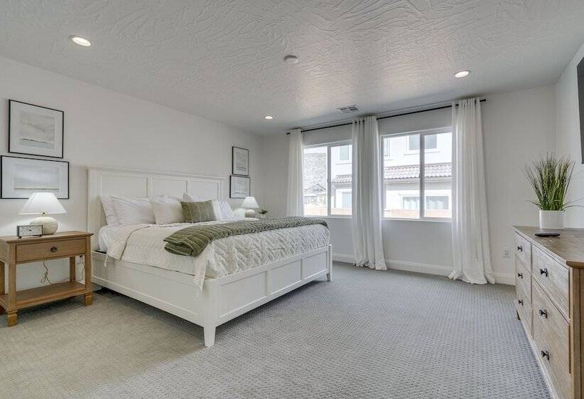 Washington Home W/ Swim Spa   Near Hiking Trails!