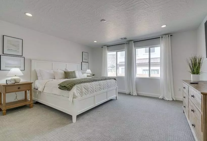 Washington Home W/ Swim Spa   Near Hiking Trails!