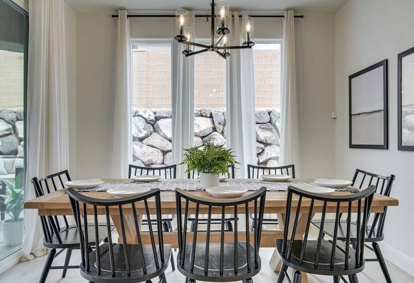 Washington Home W/ Swim Spa   Near Hiking Trails!