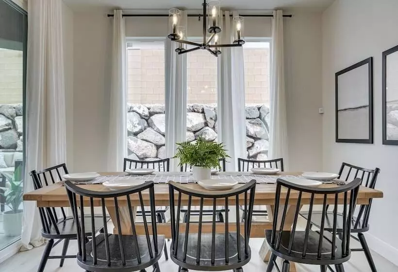 Washington Home W/ Swim Spa   Near Hiking Trails!