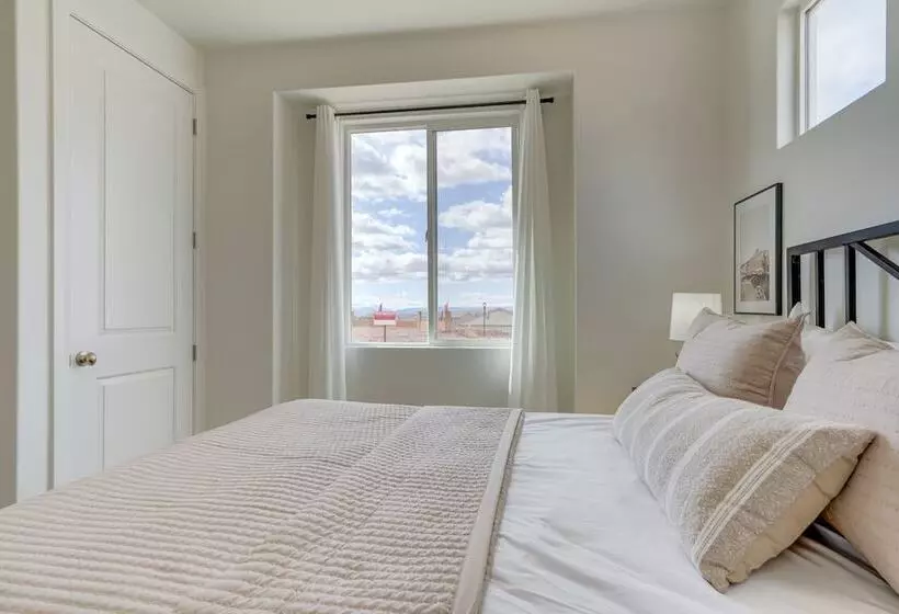 Washington Home W/ Swim Spa   Near Hiking Trails!