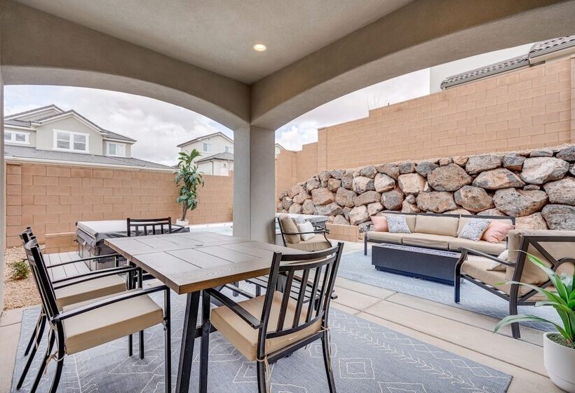 Washington Home W/ Swim Spa   Near Hiking Trails!