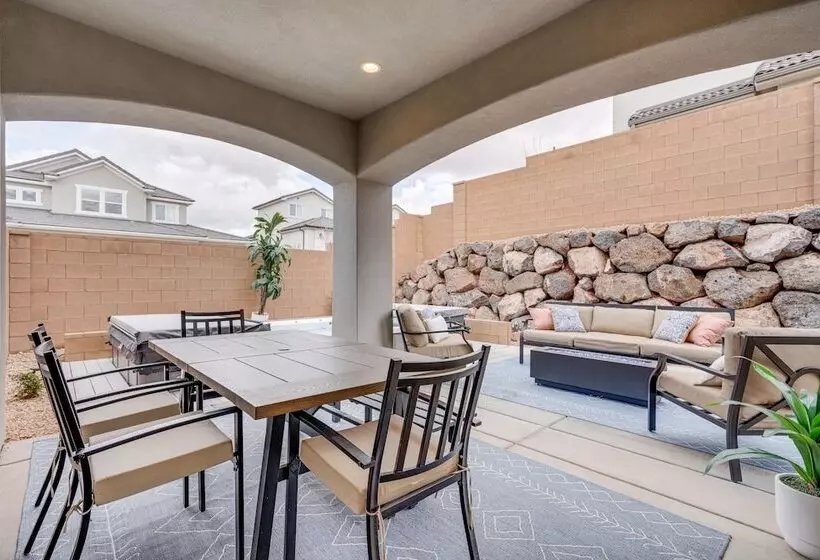 Washington Home W/ Swim Spa   Near Hiking Trails!