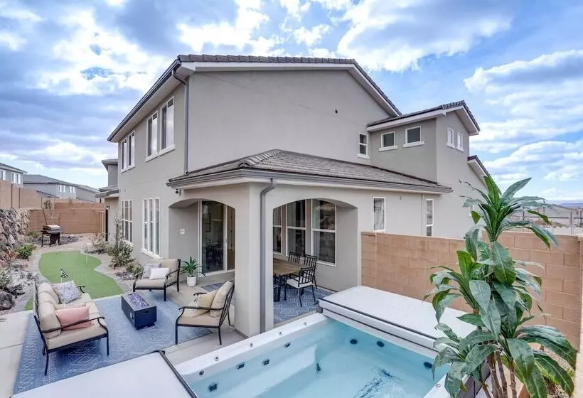 Washington Home W/ Swim Spa   Near Hiking Trails!