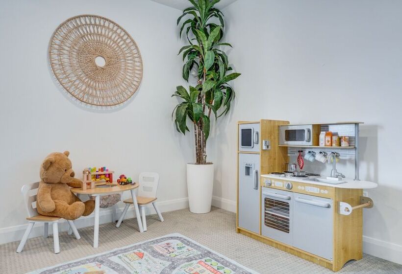 Washington Home W/ Swim Spa   Near Hiking Trails!