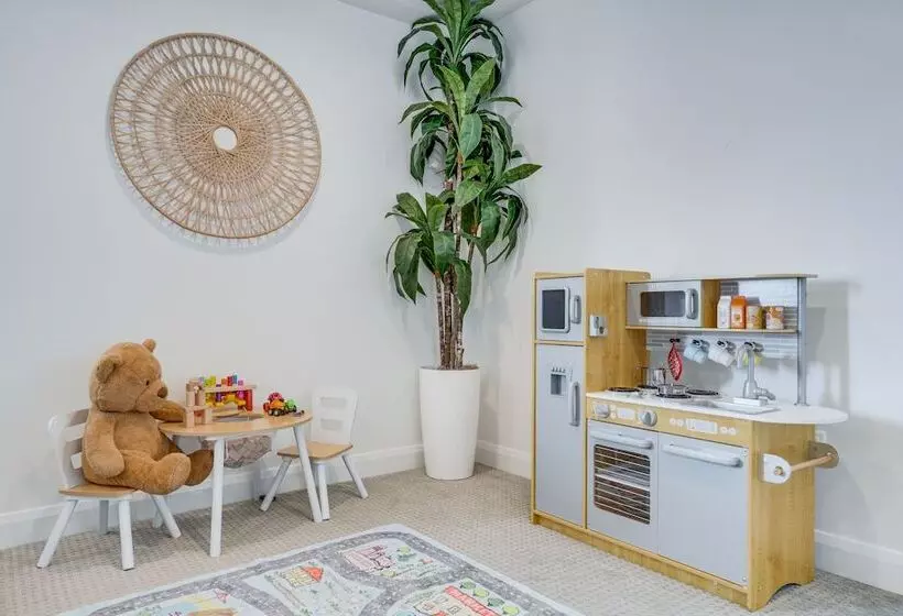 Washington Home W/ Swim Spa   Near Hiking Trails!