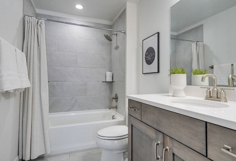 Washington Home W/ Swim Spa   Near Hiking Trails!