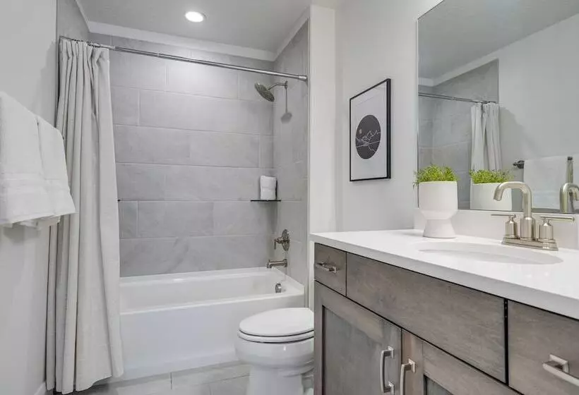 Washington Home W/ Swim Spa   Near Hiking Trails!