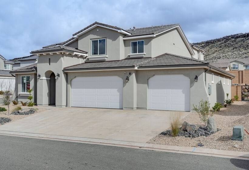 Washington Home W/ Swim Spa   Near Hiking Trails!