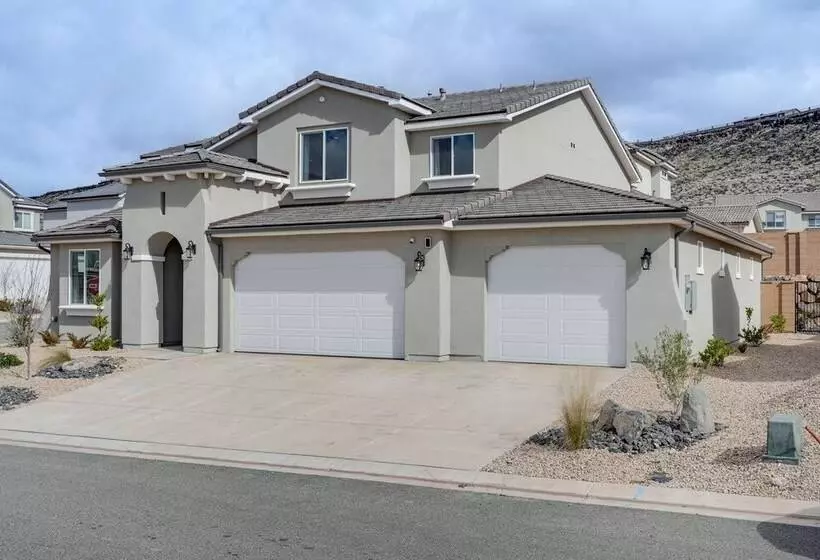 Washington Home W/ Swim Spa   Near Hiking Trails!