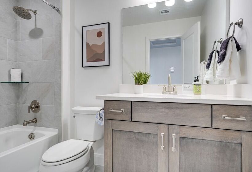 Washington Home W/ Swim Spa   Near Hiking Trails!