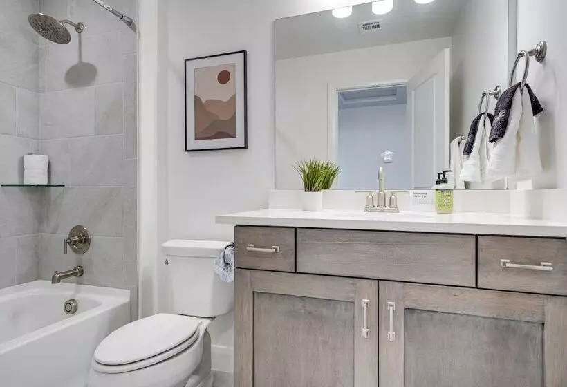 Washington Home W/ Swim Spa   Near Hiking Trails!