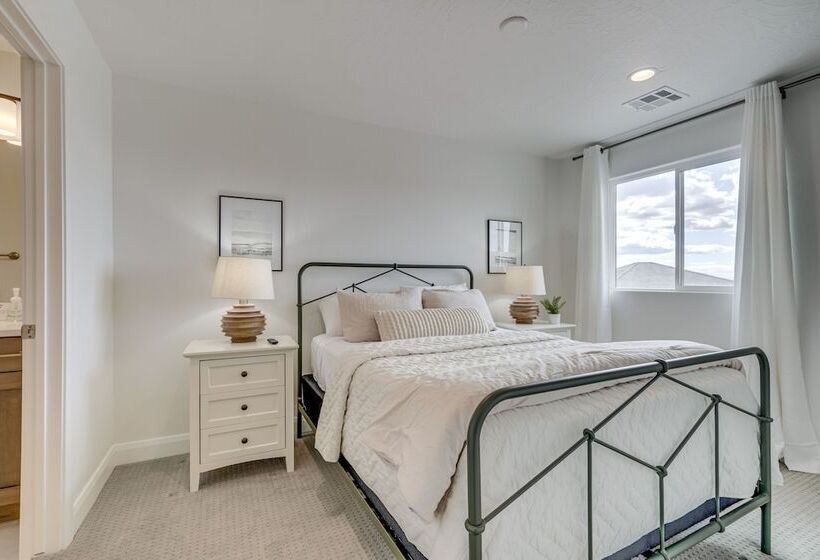 Washington Home W/ Swim Spa   Near Hiking Trails!