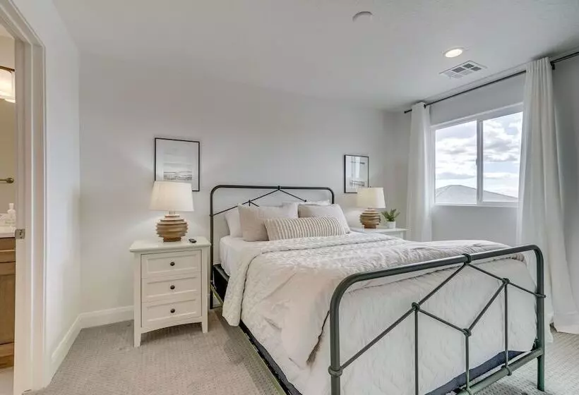 Washington Home W/ Swim Spa   Near Hiking Trails!