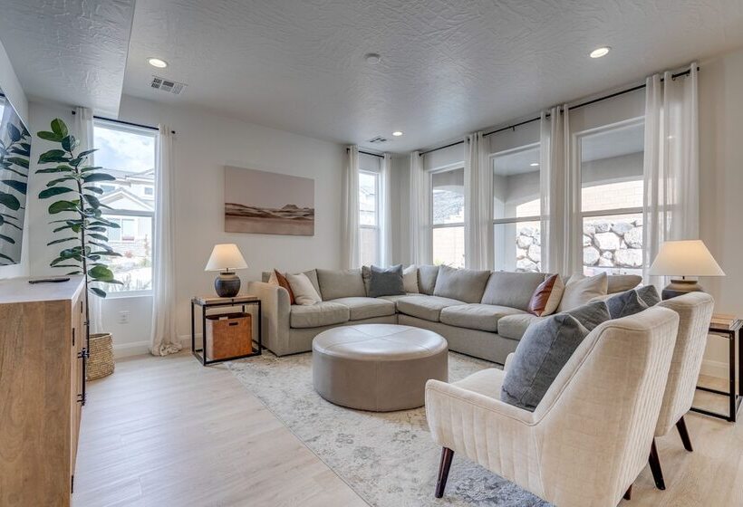 Washington Home W/ Swim Spa   Near Hiking Trails!