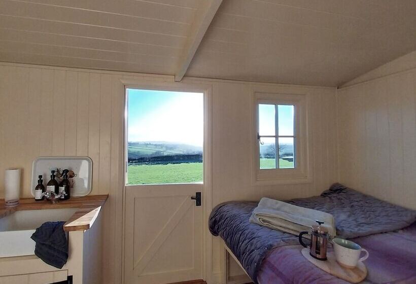 Cosy Shepherds Hut In Carmarthen
