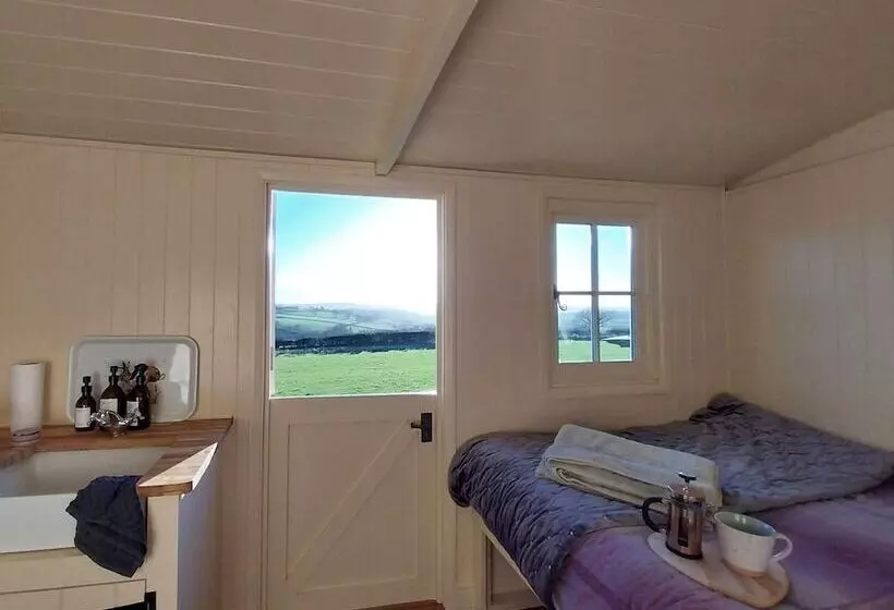 Cosy Shepherds Hut In Carmarthen