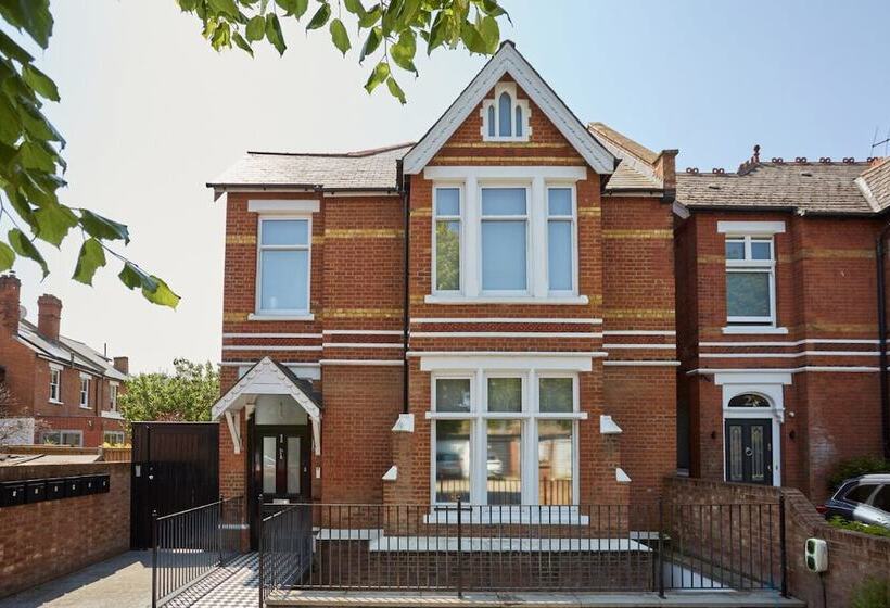 Ealing Broadway By Viridian Apartments