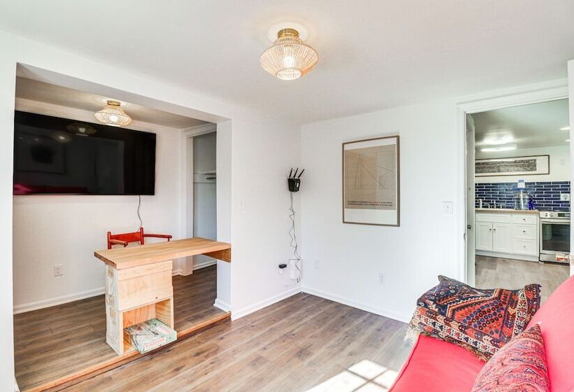 Eclectic Stone Cottage, Walk To Downtown Staunton!